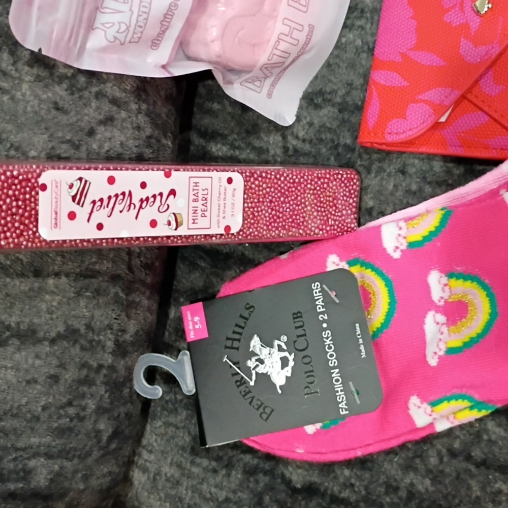 Kate Spade Card Case, Beverly Hills Polo Club Socks, Alice In Wonderland Bath - Picture 3 of 6
